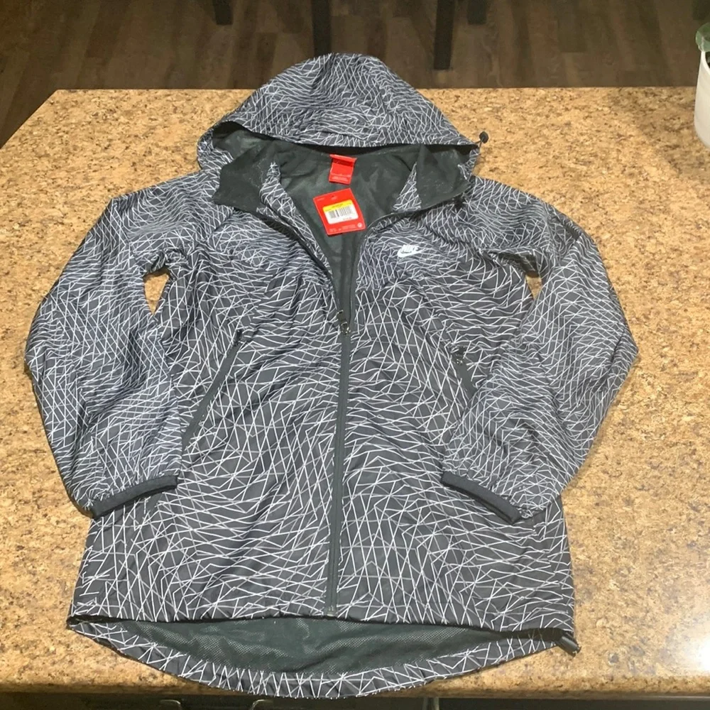 NWT NIKE WNDBREAKER RUNNING JACKET SMALL - Picture 1 of 6